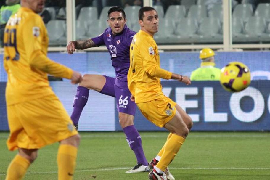 Al 43&#39; del primo tempo la Fiorentina si porta sul  3-2: Vargas lascia partire un tiro secco dall’angolo sinistro dell’area che supera Rafael in tuffo. Lapresse